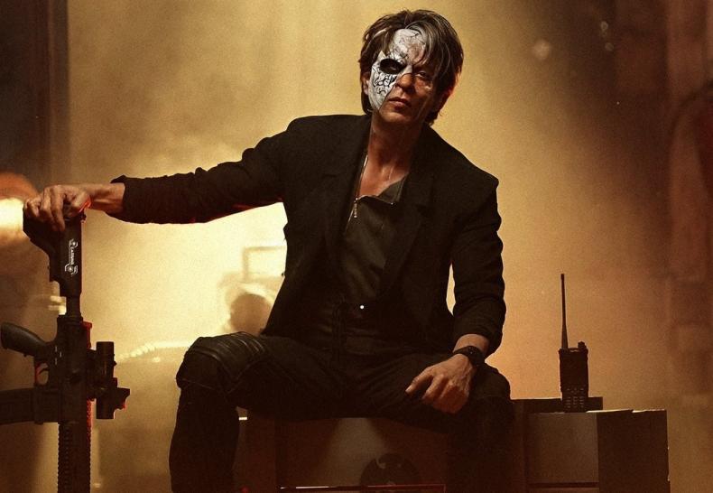 In JAWAN spielt Bollywood-Superstar Shah Rukh Khan den Kriminellen Azad, der sich hinter einer Maske versteckt.