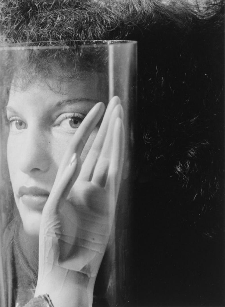 MESHES OF THE AFTERNOON, R: Maya Deren, USA 1942