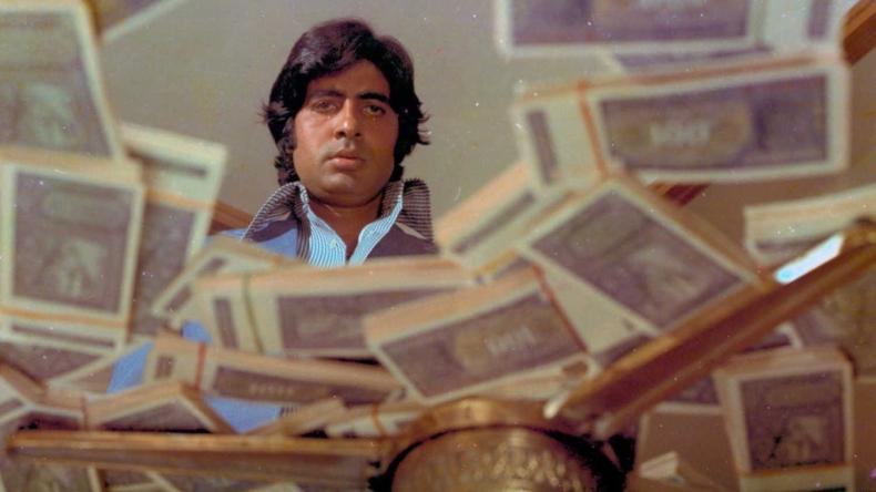Amitabh Bachchan spielt in DEEWAAR die Rolle des Vijay, ein wiederkehrender Name in seiner Filmografie als Angry Young Man.