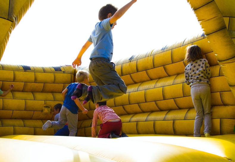 Drei Kinder auf Hüpfburg